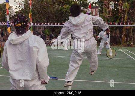 Bewohner spielen Badminton in Hazmat-Anzügen, um an den Unabhängigkeitstag 76. in Indonesien zu erinnern, der am 17. August in Pekanbaru, Provinz Riau, Indonesien, am 16. August fällt. 2021. Dies ist auch die Hoffnung, dass die indonesische Regierung ihre Bevölkerung vom Ausbruch der COVID-19 befreien kann. Indonesien hat mehr als 100.000 Todesfälle durch Covid-19 verzeichnet, da das Land weiterhin mit einer riesigen Infektionswelle, die durch die Delta-Variante ausgelöst wird, zu kämpfen hat. (Foto von Afrianto Silalahi/NurPhoto) Stockfoto