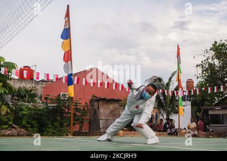 Bewohner spielen Badminton in Hazmat-Anzügen, um an den Unabhängigkeitstag 76. in Indonesien zu erinnern, der am 17. August in Pekanbaru, Provinz Riau, Indonesien, am 16. August fällt. 2021. Dies ist auch die Hoffnung, dass die indonesische Regierung ihre Bevölkerung vom Ausbruch der COVID-19 befreien kann. Indonesien hat mehr als 100.000 Todesfälle durch Covid-19 verzeichnet, da das Land weiterhin mit einer riesigen Infektionswelle, die durch die Delta-Variante ausgelöst wird, zu kämpfen hat. (Foto von Afrianto Silalahi/NurPhoto) Stockfoto