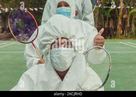 Bewohner spielen Badminton in Hazmat-Anzügen, um an den Unabhängigkeitstag 76. in Indonesien zu erinnern, der am 17. August in Pekanbaru, Provinz Riau, Indonesien, am 16. August fällt. 2021. Dies ist auch die Hoffnung, dass die indonesische Regierung ihre Bevölkerung vom Ausbruch der COVID-19 befreien kann. Indonesien hat mehr als 100.000 Todesfälle durch Covid-19 verzeichnet, da das Land weiterhin mit einer riesigen Infektionswelle, die durch die Delta-Variante ausgelöst wird, zu kämpfen hat. (Foto von Afrianto Silalahi/NurPhoto) Stockfoto