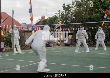 Bewohner spielen Badminton in Hazmat-Anzügen, um an den Unabhängigkeitstag 76. in Indonesien zu erinnern, der am 17. August in Pekanbaru, Provinz Riau, Indonesien, am 16. August fällt. 2021. Dies ist auch die Hoffnung, dass die indonesische Regierung ihre Bevölkerung vom Ausbruch der COVID-19 befreien kann. Indonesien hat mehr als 100.000 Todesfälle durch Covid-19 verzeichnet, da das Land weiterhin mit einer riesigen Infektionswelle, die durch die Delta-Variante ausgelöst wird, zu kämpfen hat. (Foto von Afrianto Silalahi/NurPhoto) Stockfoto