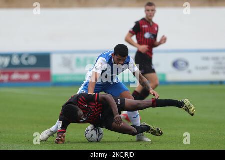 Josh Gordon von Barrow im Einsatz mit Timi Odusina von Hartlepool United während des Spiels der Sky Bet League 2 zwischen Barrow und Hartlepool United in der Holker Street, Barrow-in-Furness am Samstag, 14.. August 2021. (Foto von Mark Fletcher/MI News/NurPhoto) Stockfoto