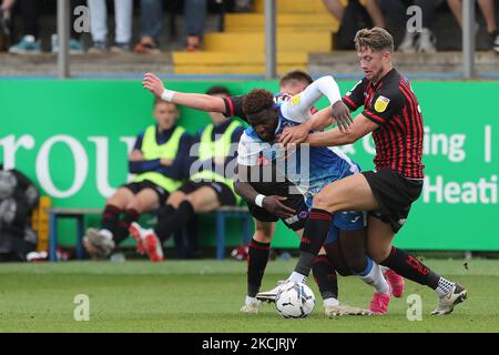 Barrows Offrande Zanzala kämpft mit Mark Shelton und Neill Byrne von Hartlepool United während des Sky Bet League 2-Spiels zwischen Barrow und Hartlepool United in der Holker Street, Barrow-in-Furness am Samstag, dem 14.. August 2021. (Foto von Mark Fletcher/MI News/NurPhoto) Stockfoto