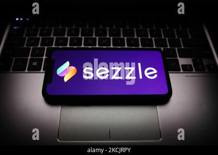 Das Sezzle-Logo, das auf einem Telefonbildschirm angezeigt wird, ist auf diesem Bild zu sehen, das am 16. August 2021 in Krakau, Polen, aufgenommen wurde. (Foto von Jakub Porzycki/NurPhoto) Stockfoto