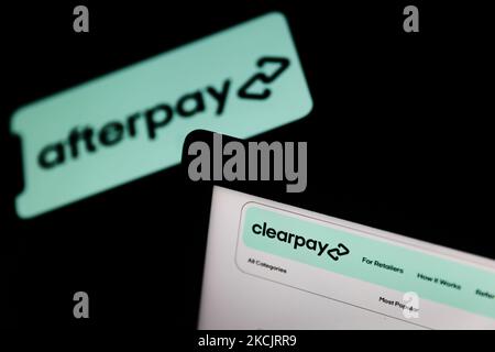 Die Clearpay-Website, die auf einem Laptop-Bildschirm angezeigt wird, und das Afterpay-Logo, das auf einem Telefonbildschirm angezeigt wird, sind auf diesem Illustrationsfoto zu sehen, das am 16. August 2021 in Krakau, Polen, aufgenommen wurde. (Foto von Jakub Porzycki/NurPhoto) Stockfoto