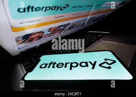 Das AfterPay-Logo, das auf einem Telefonbildschirm angezeigt wird, und die Afterpay-Website, die auf einem Laptop-Bildschirm angezeigt wird, sind auf diesem Illustrationsfoto zu sehen, das am 16. August 2021 in Krakau, Polen, aufgenommen wurde. (Foto von Jakub Porzycki/NurPhoto) Stockfoto