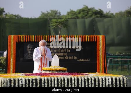 Premierminister Narendra Modi zollt dem ehemaligen indischen Premierminister Atal Bihari Vajpayee am 16. August 2021 in Sadaiv Atal in Neu-Delhi, Indien, Blumengebete und nimmt an einem Gedenkgottesdienst Teil. (Foto von Arrush Chopra/NurPhoto) Stockfoto