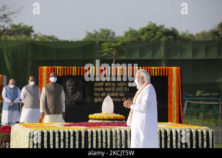 Premierminister Narendra Modi zollt dem ehemaligen indischen Premierminister Atal Bihari Vajpayee am 16. August 2021 in Sadaiv Atal in Neu-Delhi, Indien, Blumengebete und nimmt an einem Gedenkgottesdienst Teil. (Foto von Arrush Chopra/NurPhoto) Stockfoto