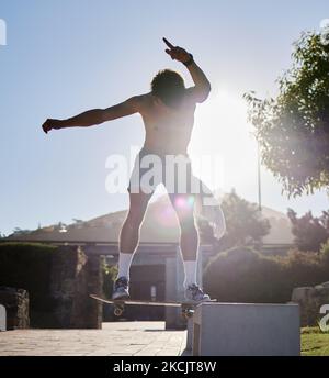 Skateboard, Rampe und junger Mann, der in einem Outdoor-Park zum Spaß, Fitness oder Training einen Trick macht. Abenteuer, Freiheit und Sportler oder Skater, die ein extrem machen Stockfoto