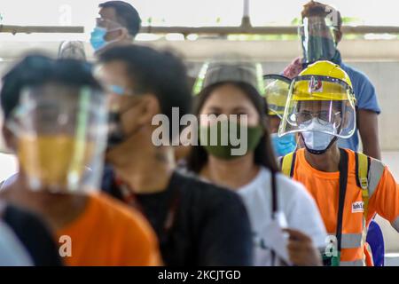 Arbeiter des Zementwerks erhalten am 17. August 2021 in Antipolo City, Philippinen, ihren Impfstoff COVID-19. Trotz des Virusanstiegs im Land setzt die philippinische Regierung ihre Impfungen fort, um mehr Schutz und Herdenimmunität zu erreichen. Am 16. August berichteten die Philippinen, dass es sich um den ersten Fall einer Lambda-Variante handelt, die möglicherweise ansteckender ist und den COVID-19-Schuss beeinflussen kann. Zum 17. August 2021 meldete das Gesundheitsministerium 10.035 neue Fälle von COVID-19 mit einer Gesamtzahl von 1.765.675 Fällen mit 30.462 Todesfällen seit der Pandemie auf den Philippinen. (Foto von Ryan Eduard Be Stockfoto