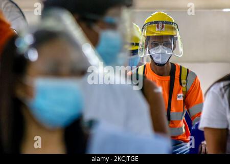 Arbeiter des Zementwerks erhalten am 17. August 2021 in Antipolo City, Philippinen, ihren Impfstoff COVID-19. Trotz des Virusanstiegs im Land setzt die philippinische Regierung ihre Impfungen fort, um mehr Schutz und Herdenimmunität zu erreichen. Am 16. August berichteten die Philippinen, dass es sich um den ersten Fall einer Lambda-Variante handelt, die möglicherweise ansteckender ist und den COVID-19-Schuss beeinflussen kann. Zum 17. August 2021 meldete das Gesundheitsministerium 10.035 neue Fälle von COVID-19 mit einer Gesamtzahl von 1.765.675 Fällen mit 30.462 Todesfällen seit der Pandemie auf den Philippinen. (Foto von Ryan Eduard Be Stockfoto