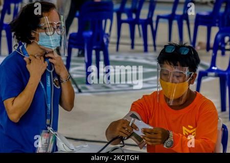 Arbeiter des Zementwerks erhalten am 17. August 2021 in Antipolo City, Philippinen, ihren Impfstoff COVID-19. Trotz des Virusanstiegs im Land setzt die philippinische Regierung ihre Impfungen fort, um mehr Schutz und Herdenimmunität zu erreichen. Am 16. August berichteten die Philippinen, dass es sich um den ersten Fall einer Lambda-Variante handelt, die möglicherweise ansteckender ist und den COVID-19-Schuss beeinflussen kann. Zum 17. August 2021 meldete das Gesundheitsministerium 10.035 neue Fälle von COVID-19 mit einer Gesamtzahl von 1.765.675 Fällen mit 30.462 Todesfällen seit der Pandemie auf den Philippinen. (Foto von Ryan Eduard Be Stockfoto