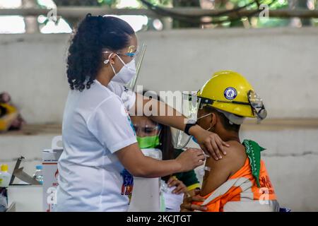 Arbeiter des Zementwerks erhalten am 17. August 2021 in Antipolo City, Philippinen, ihren Impfstoff COVID-19. Trotz des Virusanstiegs im Land setzt die philippinische Regierung ihre Impfungen fort, um mehr Schutz und Herdenimmunität zu erreichen. Am 16. August berichteten die Philippinen, dass es sich um den ersten Fall einer Lambda-Variante handelt, die möglicherweise ansteckender ist und den COVID-19-Schuss beeinflussen kann. Zum 17. August 2021 meldete das Gesundheitsministerium 10.035 neue Fälle von COVID-19 mit einer Gesamtzahl von 1.765.675 Fällen mit 30.462 Todesfällen seit der Pandemie auf den Philippinen. (Foto von Ryan Eduard Be Stockfoto