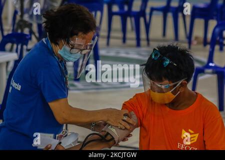 Arbeiter des Zementwerks erhalten am 17. August 2021 in Antipolo City, Philippinen, ihren Impfstoff COVID-19. Trotz des Virusanstiegs im Land setzt die philippinische Regierung ihre Impfungen fort, um mehr Schutz und Herdenimmunität zu erreichen. Am 16. August berichteten die Philippinen, dass es sich um den ersten Fall einer Lambda-Variante handelt, die möglicherweise ansteckender ist und den COVID-19-Schuss beeinflussen kann. Zum 17. August 2021 meldete das Gesundheitsministerium 10.035 neue Fälle von COVID-19 mit einer Gesamtzahl von 1.765.675 Fällen mit 30.462 Todesfällen seit der Pandemie auf den Philippinen. (Foto von Ryan Eduard Be Stockfoto