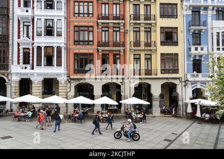 Blick auf die emblematische Straße San Francisco im historischen Zentrum von Aviles, in der sich die prächtigen modernistischen Gebäude abheben, in denen Szenen aus dem Woody Allen (Vicky Cristina Barcelona)-Film gedreht wurden. AVILES 08-17-2021 (Foto von Joaquin Gomez Sastre/NurPhoto) Stockfoto