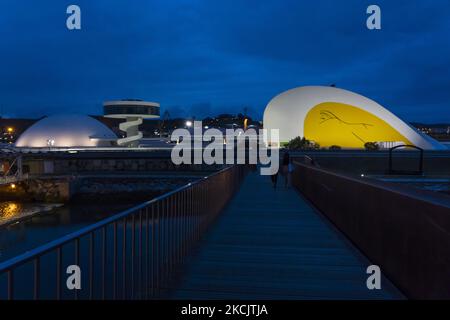 Blick bei Sonnenuntergang auf das International Oscar Niemeyer Cultural Center, allgemein bekannt als Niemeyer Center, ist ein Kulturzentrum, das vom Brasilianer Oscar Niemeyer in der asturischen Stadt Avilés (Spanien) entworfen wurde. AVILES 08-17-2021 (Foto von Joaquin Gomez Sastre/NurPhoto) Stockfoto