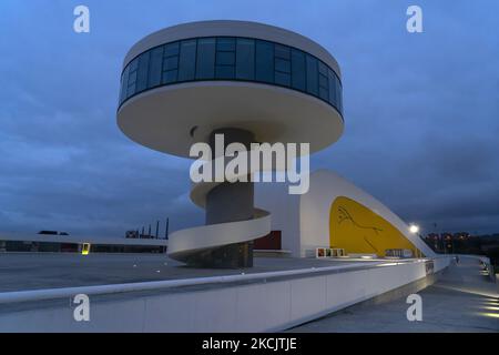 Blick auf den Turm und das Auditorium, in der Dämmerung, auf das Internationale Oscar Niemeyer Kulturzentrum, allgemein bekannt als Niemeyer Zentrum, ist ein Kulturzentrum, das vom brasilianischen Oscar Niemeyer entworfen wurde und sich in der asturischen Stadt Avilés (Spanien) befindet. AVILES 08-17-2021 (Foto von Joaquin Gomez Sastre/NurPhoto) Stockfoto