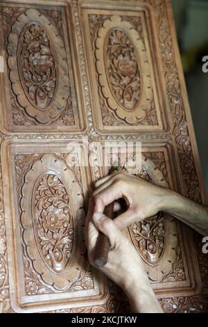 Kaschmiri-Handwerker poliert am 26. Juni 2010 in einer kleinen schwimmenden Werkstatt am Dal Lake in Srinagar, Kaschmir, Indien, ein handgeschnitztes Nussbaumgehäuse. (Foto von Creative Touch Imaging Ltd./NurPhoto) Stockfoto