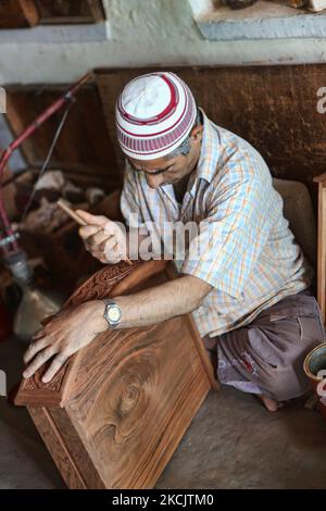 Kaschmiri-Handwerker poliert am 26. Juni 2010 in einer kleinen schwimmenden Werkstatt am Dal Lake in Srinagar, Kaschmir, Indien, eine handgeschnitzte Nussbaumschublade. (Foto von Creative Touch Imaging Ltd./NurPhoto) Stockfoto