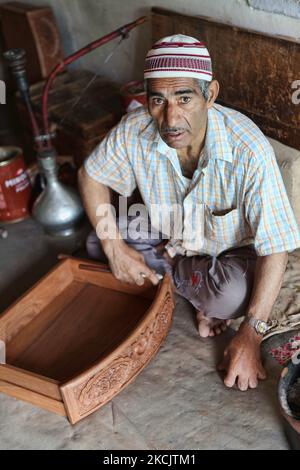 Kaschmiri-Handwerker poliert am 26. Juni 2010 in einer kleinen schwimmenden Werkstatt am Dal Lake in Srinagar, Kaschmir, Indien, eine handgeschnitzte Nussbaumschublade. (Foto von Creative Touch Imaging Ltd./NurPhoto) Stockfoto