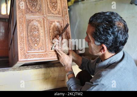 Kaschmiri-Handwerker poliert am 26. Juni 2010 in einer kleinen schwimmenden Werkstatt am Dal Lake in Srinagar, Kaschmir, Indien, eine handgeschnitzte Nussbaumschublade. (Foto von Creative Touch Imaging Ltd./NurPhoto) Stockfoto