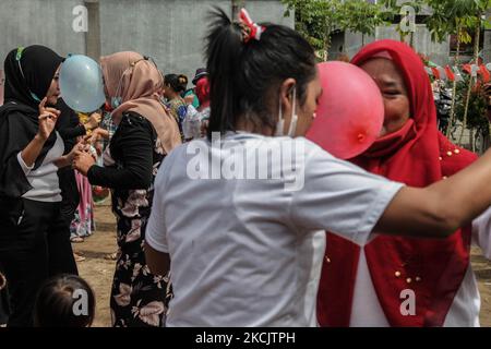 Indonesier nehmen am Wettlauf Teil, während sie mit Ballons tanzen während des 76. Indonesia Independence Day am 17. August 2021in Medan, Indonesien. Indonesien wurde am 17. August 1945 zu einer unabhängigen Nation, nachdem es zuvor unter holländischer Herrschaft stand. (Foto von Ivan Damanik/NurPhoto) Stockfoto