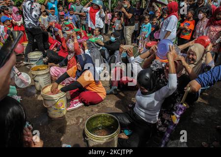 Indonesische Menschen nehmen am Wettlauf Teil, während sie ein Wasser bewegen, während sie am 17. August 2021in Medan, Indonesien, den Unabhängigkeitstag 76. in Indonesien feiern. Indonesien wurde am 17. August 1945 zu einer unabhängigen Nation, nachdem es zuvor unter holländischer Herrschaft stand (Foto: Ivan Damanik/NurPhoto) Stockfoto