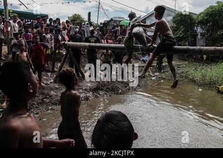 Indonesier nehmen am Wettlauf Teil, als sie den Gegner mit einem Kissen während des Feierlichkeiten 76. Indonesia Independence Day am 17. August 2021in Medan, Indonesien getroffen haben. Indonesien wurde am 17. August 1945 zu einer unabhängigen Nation, nachdem es zuvor unter holländischer Herrschaft stand. (Foto von Ivan Damanik/NurPhoto) Stockfoto