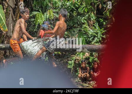 Indonesier nehmen am Wettlauf Teil, als sie den Gegner mit einem Kissen während des Feierlichkeiten 76. Indonesia Independence Day am 17. August 2021in Medan, Indonesien getroffen haben. Indonesien wurde am 17. August 1945 zu einer unabhängigen Nation, nachdem es zuvor unter holländischer Herrschaft stand. (Foto von Ivan Damanik/NurPhoto) Stockfoto