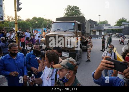 Medienvertreter eilen nach der Landung auf der Hindon Air Force Station nach ihrer Evakuierung aus Kabul in Ghaziabad, Indien, am 17. August 2021 auf einen Lastwagen der indisch-tibetischen Grenzpolizei (ITBP), der indische Staatsbürger transportiert. (Foto von Mayank Makhija/NurPhoto) Stockfoto