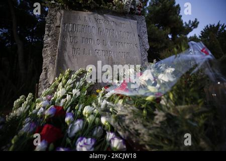 Das Denkmal, das Federico Garcia Lorca und den Opfern der faschistischen Regierung von Francisco Franco während der Hommage an den Dichter Federico Garcia Lorca und alle Opfer des spanischen Bürgerkrieges gewidmet ist und jedes Jahr am 17. August im Park Federico Garcia Lorca´s gefeiert wird In Alfacar, Granada. ALFACAR (GRANADA) am 17. August 2021. (Foto von Álex Cámara/NurPhoto) Stockfoto