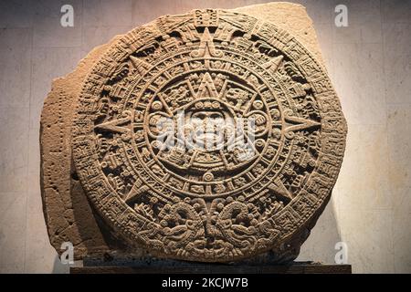 Am 17. August 2021 besuchten Touristen das Nationale Anthropologische Museum, das Museo Nacional de Antropologia, in Mexiko-Stadt, Mexiko. Oben ist das, was einst als aztekischer Kalender galt, als großes kreisförmiges Steinrelief in einer der Galerien des Museums zu sehen. (Foto von Diego Cupolo/NurPhoto) Stockfoto