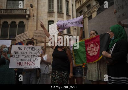 Hundert Menschen haben sich am 17. August 2021 in Barcelona, Spanien, gegen das Taliban-Regime und für Frauenrechte zusammengeschlossen. (Foto von Charlie Pérez/NurPhoto) Stockfoto
