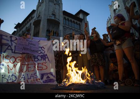 Feministische Frauen brennen ein Bruka, um den Mangel an Frauenrechten unter der Talibanin-Regel Barcelona zu protestieren, â €‹â €‹Spanien, am 17. August 2021. (Foto von Charlie PÃ©rez/NurPhoto) Stockfoto