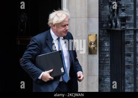 LONDON, VEREINIGTES KÖNIGREICH - 18. AUGUST 2021: Der britische Premierminister Boris Johnson verlässt die Downing Street 10, um am 18. August 2021 in London, England, eine Debatte über die Krise in Afghanistan zu eröffnen. Das britische Parlament wurde einen Tag lang aus der Sommerpause zurückgerufen, als die Taliban in den letzten Tagen nach dem Abzug der internationalen Truppen und dem Zusammenbruch der vom Westen unterstützten afghanischen Regierung die Kontrolle über Afghanistan und seine Hauptstadt Kabul wiedererlangt haben. (Foto von Wiktor Szymanowicz/NurPhoto) Stockfoto