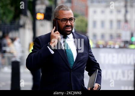 Der britische Außenminister für den Nahen Osten und Nordafrika, James Cleverly, Abgeordneter der Konservativen Partei für Braintree, läuft am 18. August 2021 in Westminster, England, entlang der Parliament Street. (Foto von David Cliff/NurPhoto) Stockfoto