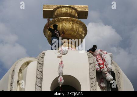 Während der Demonstration in Bangkok am 18. August 2021 hängen Demonstranten Simulationen von COVID-19-Leichen auf dem Demokratie-Denkmal auf. Demonstranten fordern, dass Thailands Premierminister Prayut Chan-o-cha zurücktritt und die Regierung für ihr grobes Missmanagement der Covid-19-Pandemie zur Verantwortung gezogen wird. (Foto von Chaiwat Subprasom/NurPhoto) (Foto von Chaiwat Subprasom/NurPhoto) Stockfoto