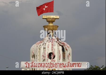 Während der Demonstration in Bangkok am 18. August 2021 hängen Demonstranten Simulationen von COVID-19-Leichen auf dem Demokratie-Denkmal auf. Demonstranten fordern, dass Thailands Premierminister Prayut Chan-o-cha zurücktritt und die Regierung für ihr grobes Missmanagement der Covid-19-Pandemie zur Verantwortung gezogen wird. (Foto von Chaiwat Subprasom/NurPhoto) (Foto von Chaiwat Subprasom/NurPhoto) Stockfoto