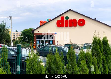 Dino Supermarkt in Sedziszow, Polen am 31. Juli 2021. Dino Polska SA ist Eigentümer der Supermarktkette, die in Polen tätig ist. Die Aktien des Unternehmens sind seit ihrem Debüt an der Warschauer Börse im Jahr 2017 bis August 2021 um mehr als 700 % gestiegen. (Foto von Jakub Porzycki/NurPhoto) Stockfoto