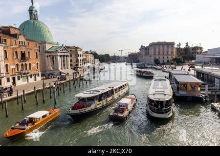 12/08/2021 Venezia, Italien. Die Schifffahrt auf den Kanälen von Venedig hat sich nach der Zeit der starken Reduzierung aufgrund der Pandemie wieder aufgenommen, sogar der öffentliche Verkehr ist wieder überfüllt. Nach einem schwierigen Jahr für den Tourismus aufgrund der Covid-19-Pandemie, kehren Touristen, vor allem italienische oder europäische, nach Venedig zurück, um die touristischsten Gegenden der Stadt wiederzubeleben. (Foto von Mauro Ujetto/NurPhoto) Stockfoto