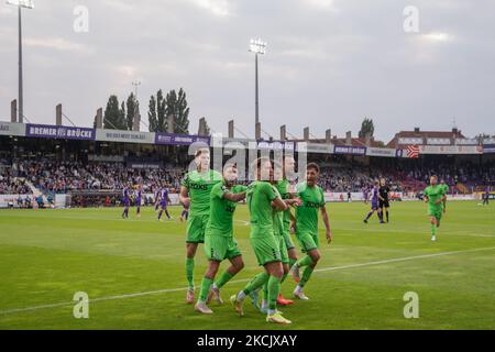 Moritz Stoppelkamp vom MSV Duisburg feiert nach dem ersten Tor seiner Mannschaft während der 3. Liga-Spiel zwischen dem VfL Osnabrück und dem MSV Duisburg an der Bremer Brücke am 18. August 2021 in Osnabrück. (Foto von Peter Niedung/NurPhoto) Stockfoto