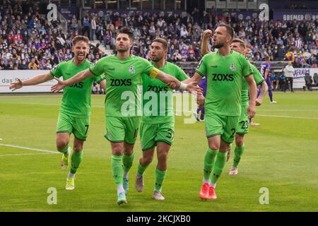 Moritz Stoppelkamp vom MSV Duisburg feiert nach dem ersten Tor seiner Mannschaft während der 3. Liga-Spiel zwischen dem VfL Osnabrück und dem MSV Duisburg an der Bremer Brücke am 18. August 2021 in Osnabrück. (Foto von Peter Niedung/NurPhoto) Stockfoto