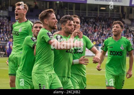 Moritz Stoppelkamp vom MSV Duisburg feiert nach dem ersten Tor seiner Mannschaft während der 3. Liga-Spiel zwischen dem VfL Osnabrück und dem MSV Duisburg an der Bremer Brücke am 18. August 2021 in Osnabrück. (Foto von Peter Niedung/NurPhoto) Stockfoto