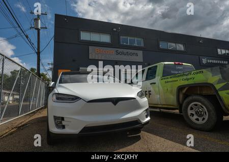 Tesla-Auto vor dem Bitcoin Solutions Cryptocurrency Center in Edmonton gesehen. Am Dienstag, den 17. August 2021, in Edmonton, Alberta, Kanada. (Foto von Artur Widak/NurPhoto) Stockfoto