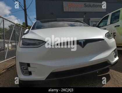 Tesla-Auto vor dem Bitcoin Solutions Cryptocurrency Center in Edmonton gesehen. Am Dienstag, den 17. August 2021, in Edmonton, Alberta, Kanada. (Foto von Artur Widak/NurPhoto) Stockfoto