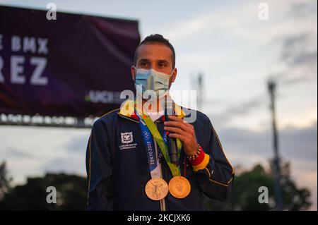 Carlos Ramirez spricht live mit der Presse während der Namenseröffnung der BMX-Strecke von Carlos Ramirez, die nach dem Bronze-Olympiasieger von Carlos Ramirez während der Olympischen Spiele in Tokio 2020+1 in Bogota, Kolumbien, am 18. August 2021 benannt wurde. (Foto von Sebastian Barros/NurPhoto) Stockfoto