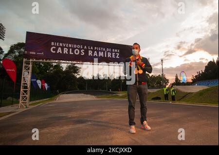 Carlos Ramirez spricht live mit der Presse während der Namenseröffnung der BMX-Strecke von Carlos Ramirez, die nach dem Bronze-Olympiasieger von Carlos Ramirez während der Olympischen Spiele in Tokio 2020+1 in Bogota, Kolumbien, am 18. August 2021 benannt wurde. (Foto von Sebastian Barros/NurPhoto) Stockfoto