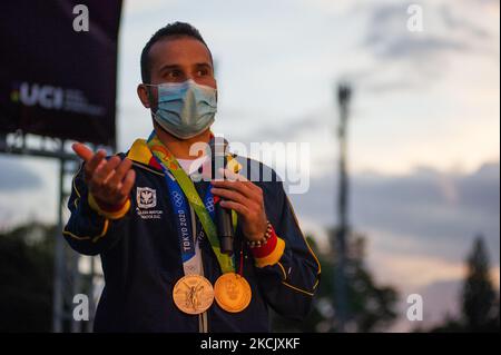 Carlos Ramirez spricht live mit der Presse während der Namenseröffnung der BMX-Strecke von Carlos Ramirez, die nach dem Bronze-Olympiasieger von Carlos Ramirez während der Olympischen Spiele in Tokio 2020+1 in Bogota, Kolumbien, am 18. August 2021 benannt wurde. (Foto von Sebastian Barros/NurPhoto) Stockfoto