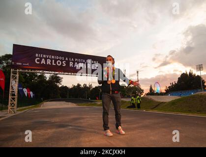 Carlos Ramirez spricht live mit der Presse während der Namenseröffnung der BMX-Strecke von Carlos Ramirez, die nach dem Bronze-Olympiasieger von Carlos Ramirez während der Olympischen Spiele in Tokio 2020+1 in Bogota, Kolumbien, am 18. August 2021 benannt wurde. (Foto von Sebastian Barros/NurPhoto) Stockfoto