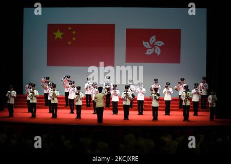 Das Polizeiwindband spielt die chinesische Nationalhymne, während es unter der Flagge Chinas und der SAR-Flagge von Hongkong steht, während eines Welcome Home Empfangs für Sportler aus Hongkong am Donnerstag, den 19. August 2021 in Hongkong. Die Regierung von Hongkong veranstaltet heute einen Empfang für die Athleten aus Hongkong, die an den Olympischen Spielen 2020 in Tokio teilgenommen haben. Dieses Jahr gewann das Hongkonger Team bei den Olympischen Spielen 2020 in Tokio drei Bronze-, zwei Silber- und ein Goldmedaille. (Foto von Vernon Yuen/NurPhoto) Stockfoto