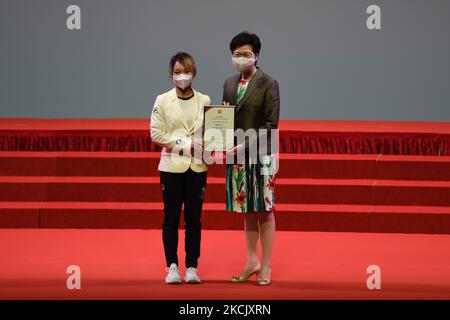 Bei den Olympischen Sommerspielen 2020 in Tokio erhielt die in Hongkong beim Frauen-Kata-Event von der Chefin der Hongkong, Carrie Lam, eine Auszeichnung, die während eines Welcome Home Empfangs für die Athleten in Hongkong am Donnerstag, den 19. August 2021, verliehen wurde. Die Regierung von Hongkong veranstaltet heute einen Empfang für die Athleten aus Hongkong, die an den Olympischen Spielen 2020 in Tokio teilgenommen haben. Dieses Jahr gewann das Hongkonger Team bei den Olympischen Spielen 2020 in Tokio drei Bronze-, zwei Silber- und ein Goldmedaille. (Foto von Vernon Yuen/NurPhoto) Stockfoto